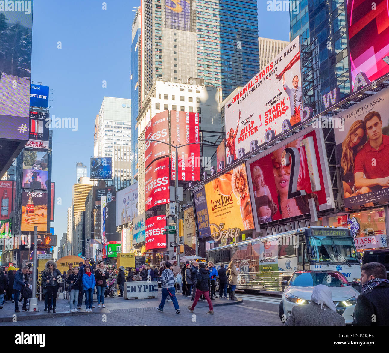 Time Square Street Scene Mit Touristen Neonlicht Plakate Und Wolkenkratzer Manhattan New York City Ny Usa Stockfotografie Alamy