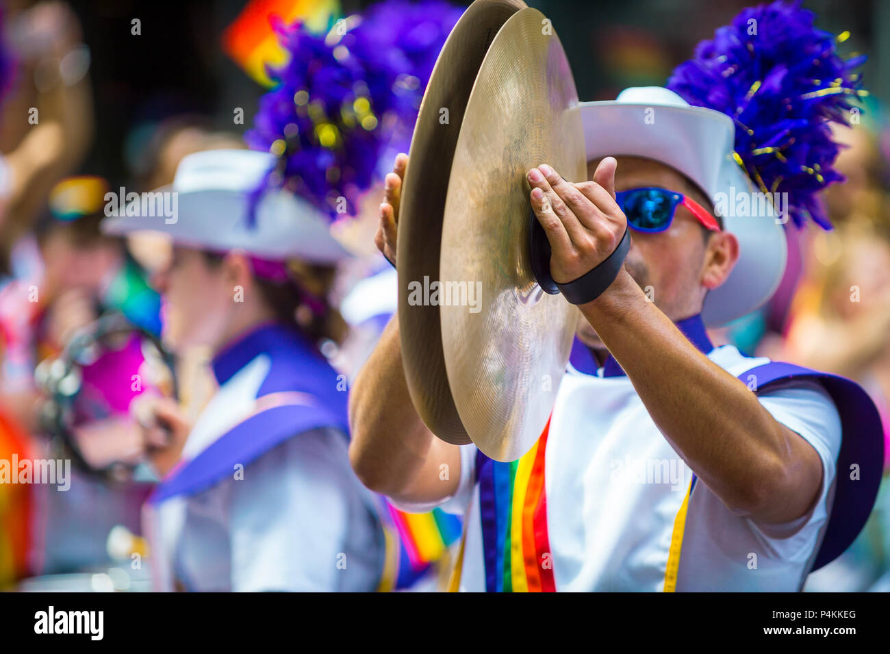 Mann in einem marching band zerschlägt die Symbole zusammen in der jährlichen Pride Parade durch Greenwich Village. Stockfoto
