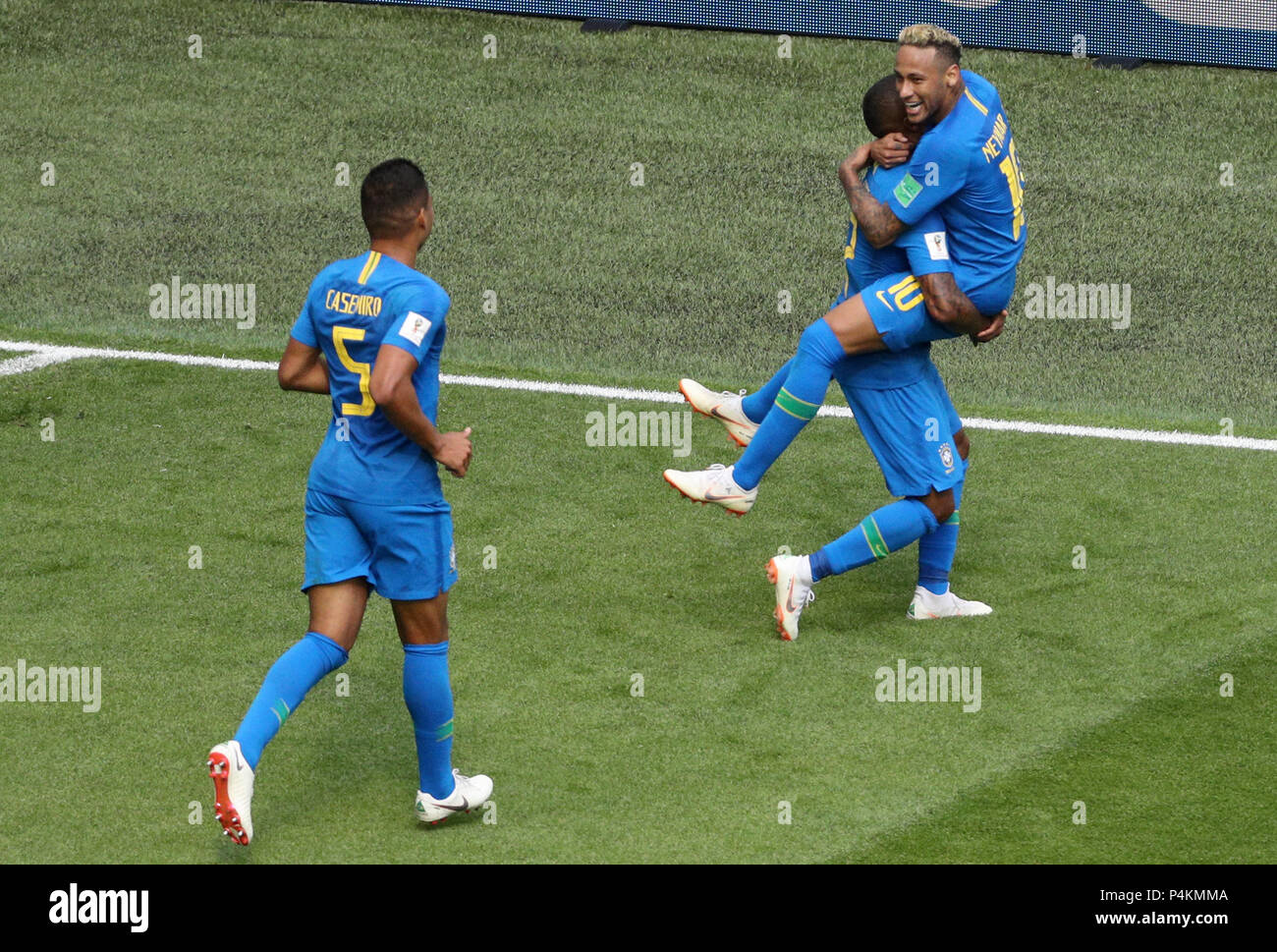 Brasiliens Neymar feiert ersten Ziel seiner Seite des Spiels zählen während der FIFA WM Gruppe E Spiel im Stadion St. Petersburg, Russland. PRESS ASSOCIATION Foto. Bild Datum: Freitag, Juni 22, 2018. Siehe PA-Geschichte WM Brasilien. Photo Credit: Owen Humphreys/PA-Kabel. Einschränkungen: Nur für den redaktionellen Gebrauch bestimmt. Keine kommerzielle Nutzung. Keine Verwendung mit inoffiziellen 3rd party Logos. Keine Manipulation von Bildern. Kein Video-Emulation Stockfoto