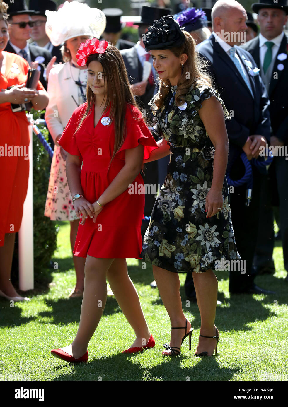 Prinzessin Haya von Jordanien (rechts) und Tochter Sheikha Al Jalila bint Mohammad Bin Rashid Al Maktoum (links) während des Tages vier von Royal Ascot Hotel in Ascot Pferderennbahn. Stockfoto