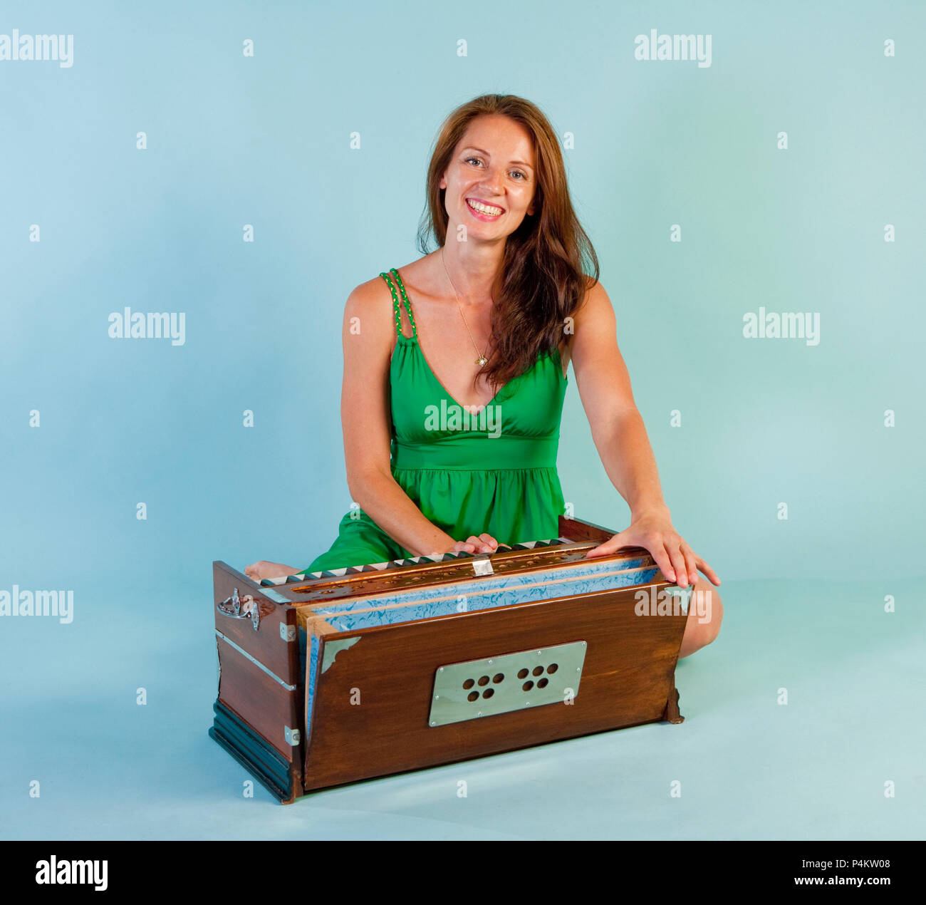 Frau spielen Harmonium Musikinstrumente lächelnd Stockfoto