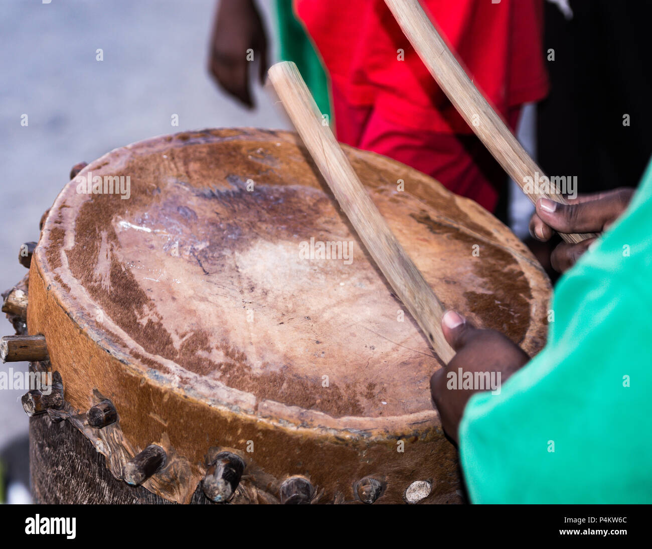 Afrikanische Trommler mit Drum Sticks Stockfoto