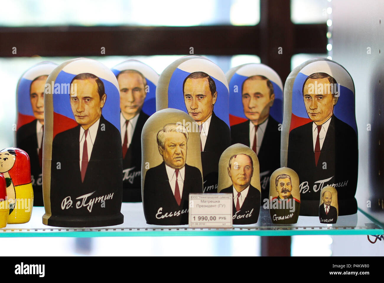 Der russische Präsident Wladimir Putin matrjoschka Puppen für Verkauf in einem Souvenirshop im Zentrum von Nischni Nowgorod, Russland, während der FIFA WM 2018. Stockfoto