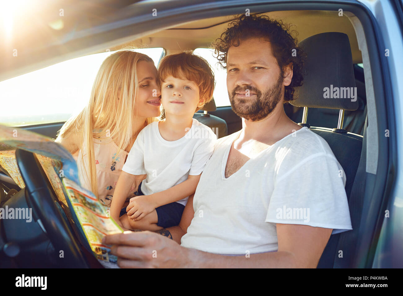 Die Familie fährt mit dem Auto im Sommer Stockfoto