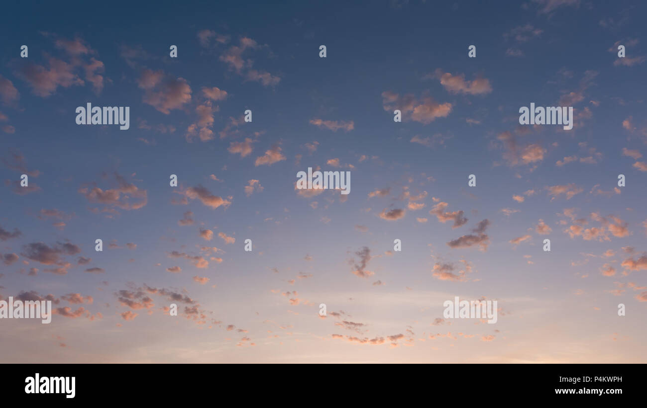 Schönen Abend Himmel, Wolken in sanften Pastelltönen. Stockfoto