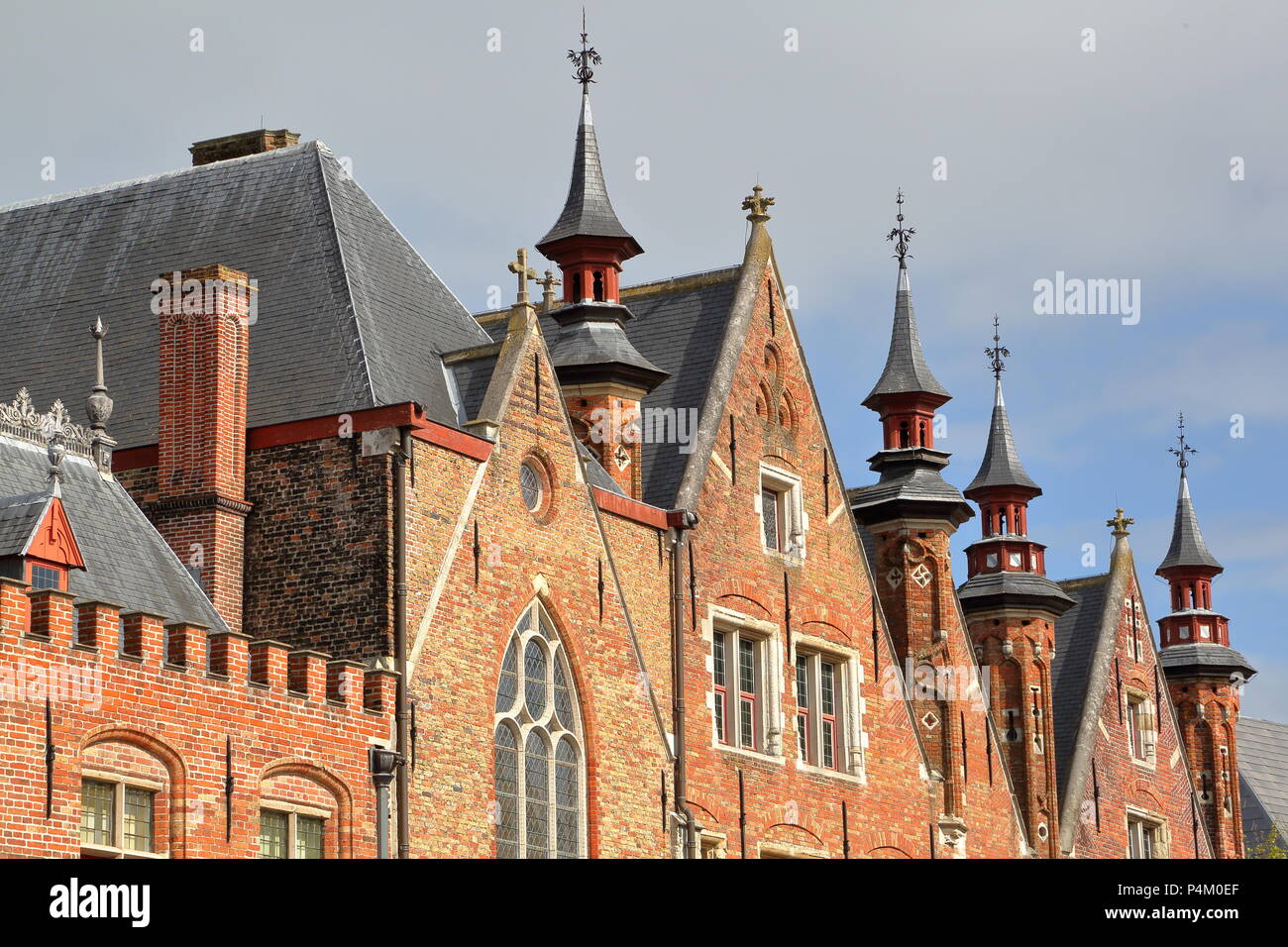 Traditionelles Haus Fassaden mit Türmchen entlang der Grünen Kanal in Brügge, Belgien. Stockfoto