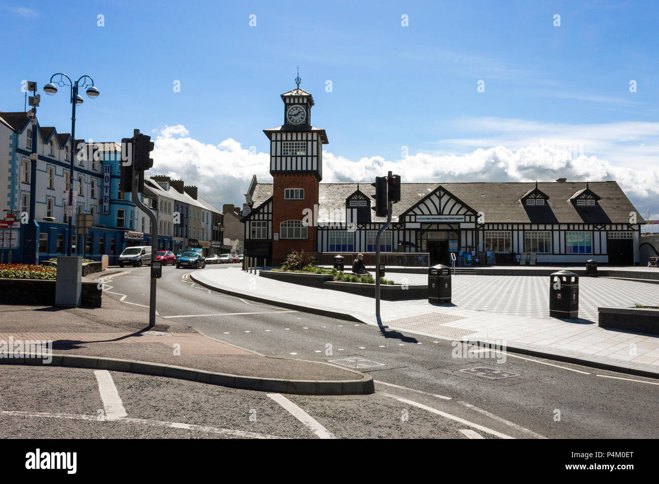 Portrush, Nordirland. Blick auf Kerr St und Portrush Bahnhof, Endstation der Eisenbahnlinie Coleraine-Portrush in der Küstenstadt Port Stockfoto