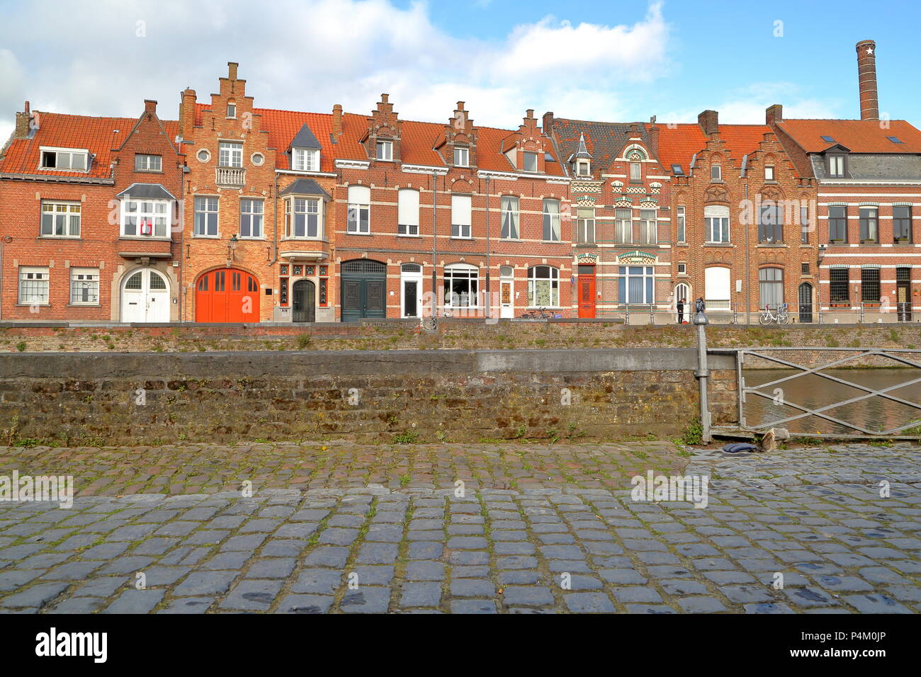 Traditionelles Haus Fassaden mit gepflasterten Gehsteig entlang dem Kanal Langerei in Brügge, Belgien. Stockfoto