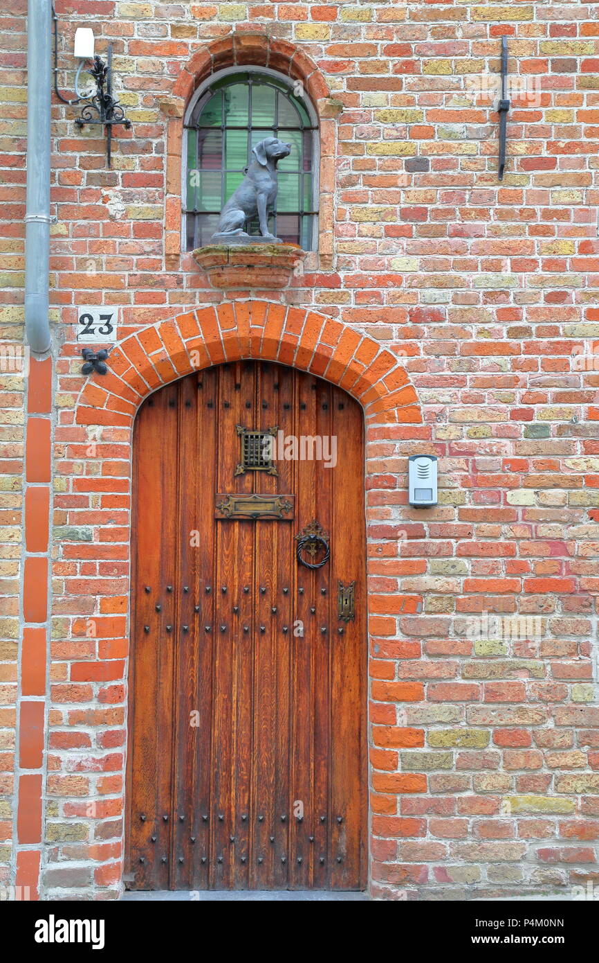 Brügge, Belgien - 19 April 2014: Der Eingang eines traditionellen Hauses mit der Statue von einem Hund Stockfoto