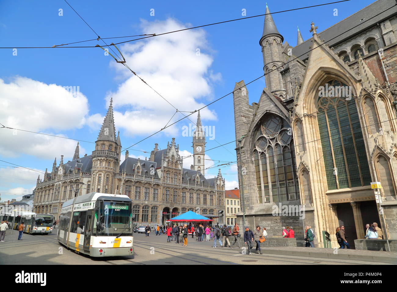 Gent, Belgien - 19 April, 2014: Das Stadtzentrum auf Cataloniestraat mit Sankt Nikolaus Kirche auf der rechten Seite und eine Straßenbahn auf der linken Seite Stockfoto