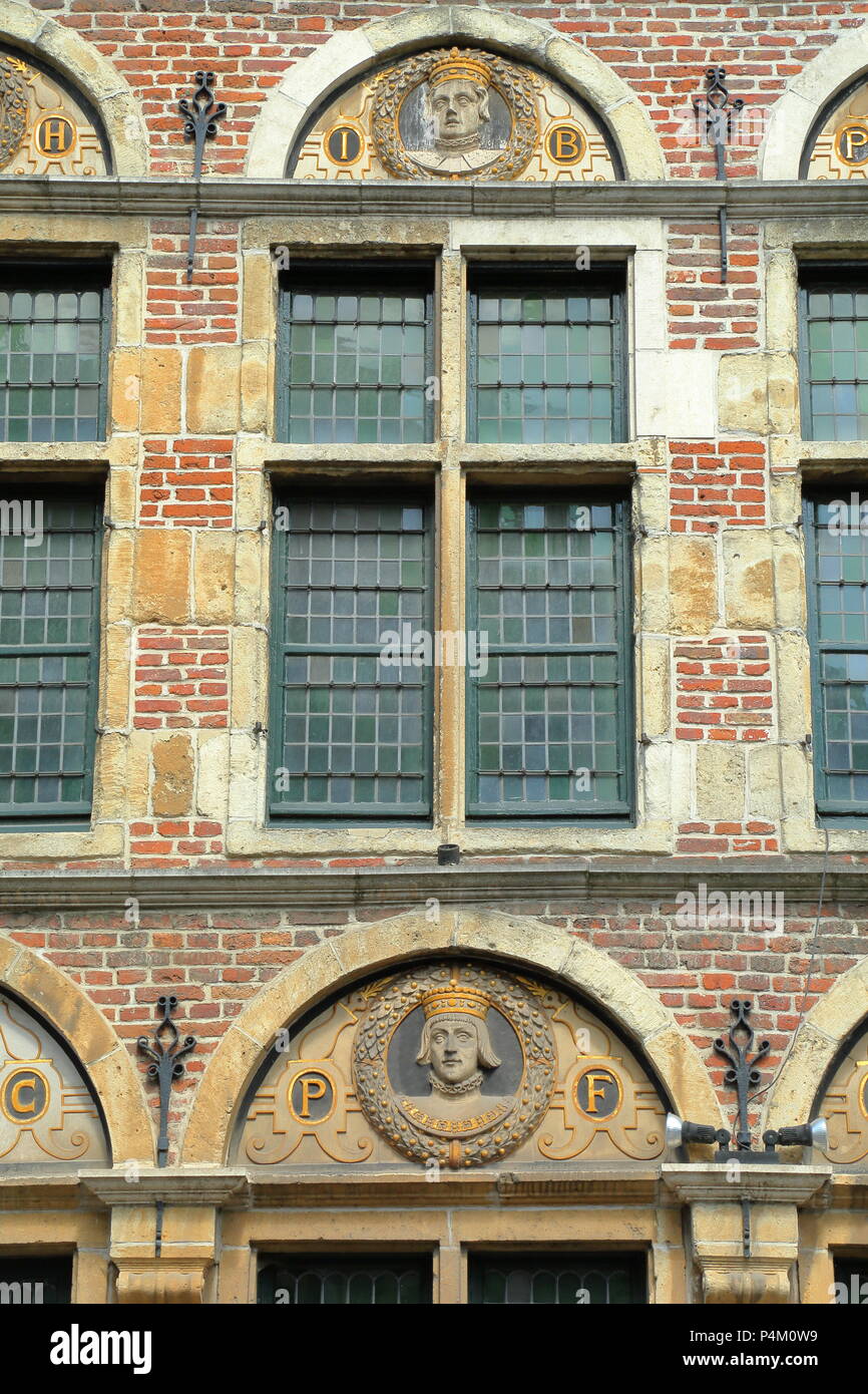 Traditionelles Haus Fassaden mit Schnitzereien in der Innenstadt von Gent, Belgien Stockfoto