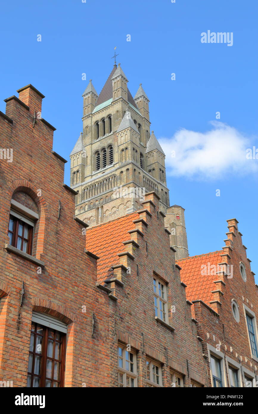Traditionelles Haus Fassaden mit der Glockenturm im Hintergrund, Brügge, Belgien Stockfoto