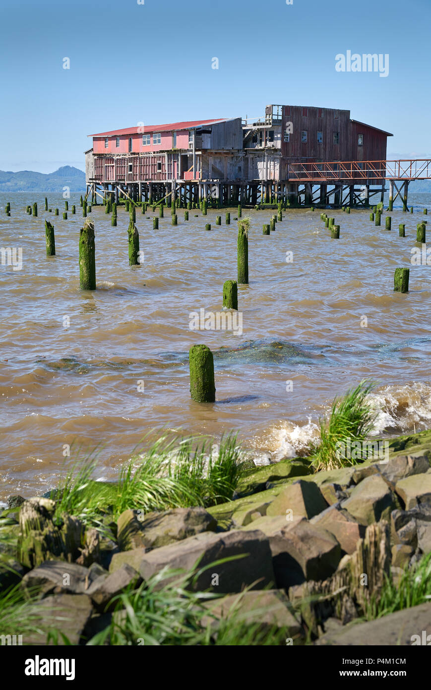 Astoria, Oregon Big Red Net Halle die historischen, verwitterte Net weg vom Ufer des Columbia River in Astoria, Oregon. Stockfoto