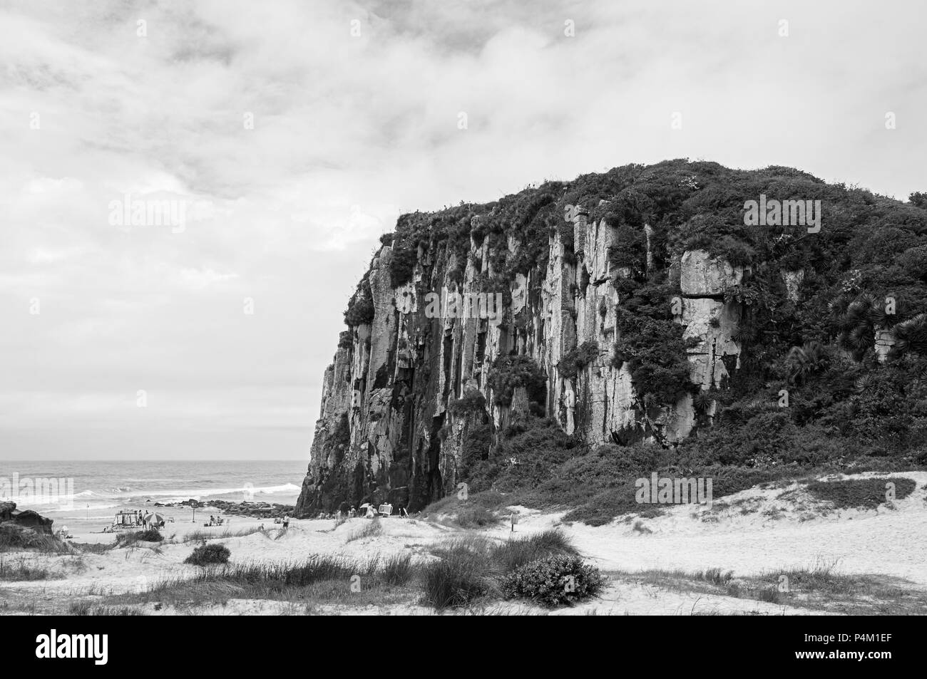 Guarita Stadt Strand Torres Brasilien Sand Rock cliff Meer Natur Schwarz Weiß Stockfoto