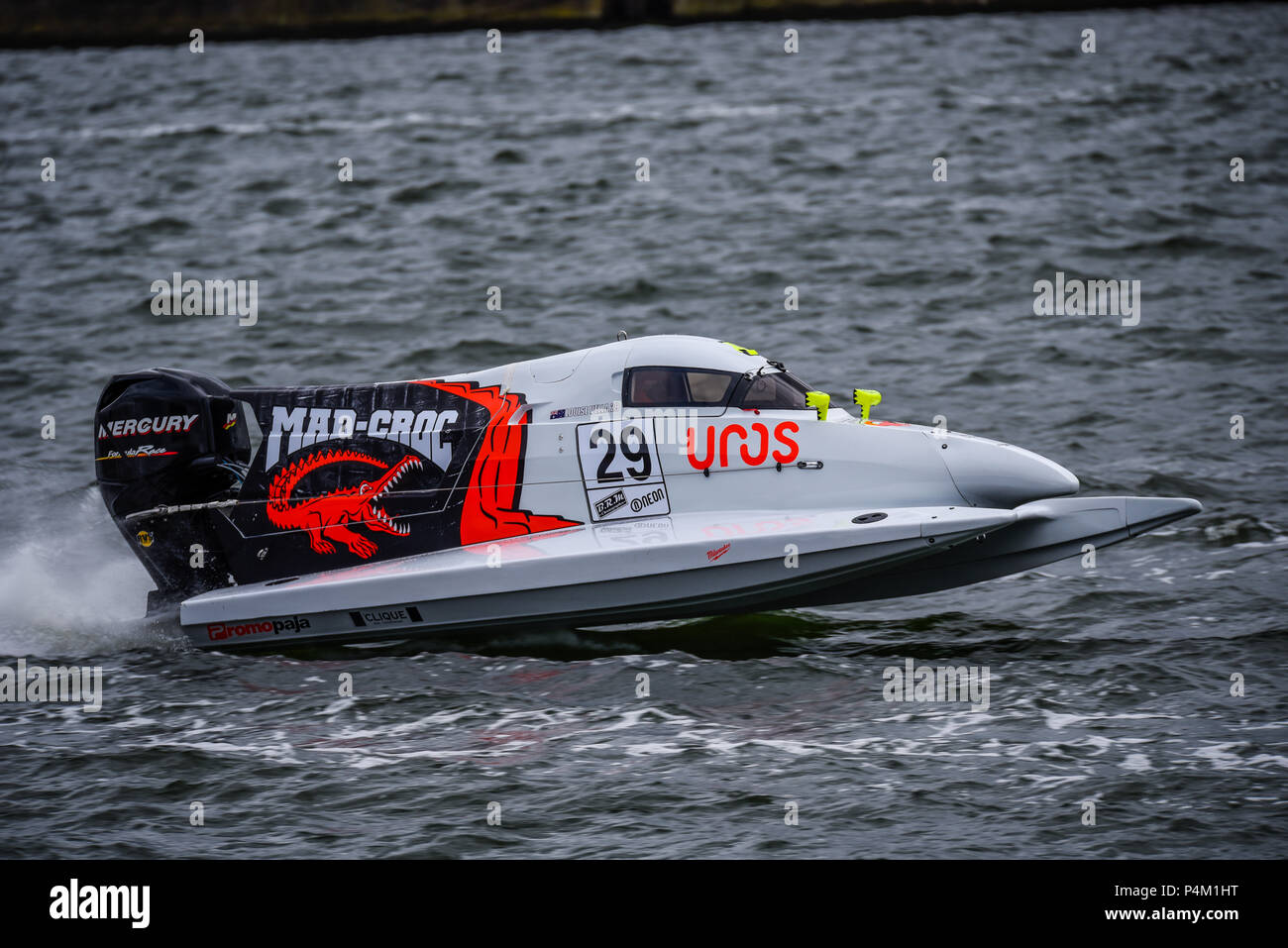 Louise Vella fahren für Mad Croc Baba racing in der F 1 H2O F4-S Motorboot Grand Prix in London am Royal Victoria Dock, Docklands, Newham, Großbritannien Stockfoto