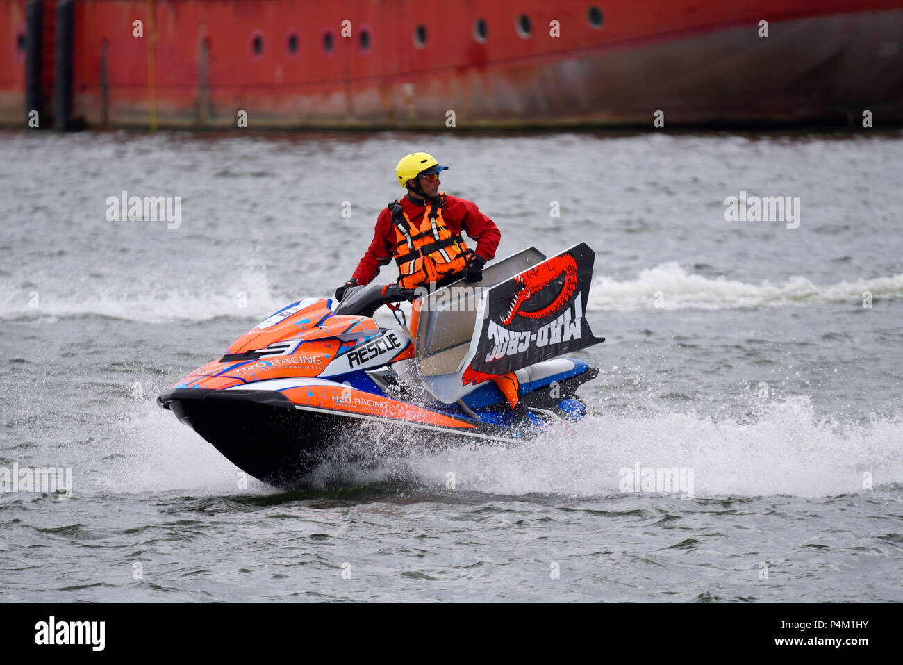 Louise Vella fahren für Mad Croc Baba stürzte bei Racing in der F 1 H2O F4-S Motorboot Grand Prix in London am Royal Victoria Dock. Rescue Jetski Stockfoto
