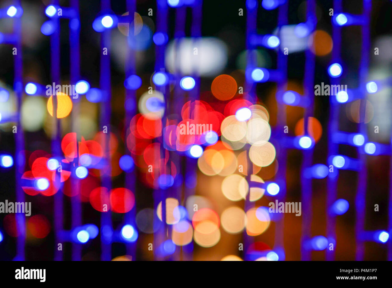 Defokussierten der schönen Stadt abstrakte Textur bokeh City lights und Staus im Hintergrund mit Unschärfe Lichter in der Stadt Stockfoto