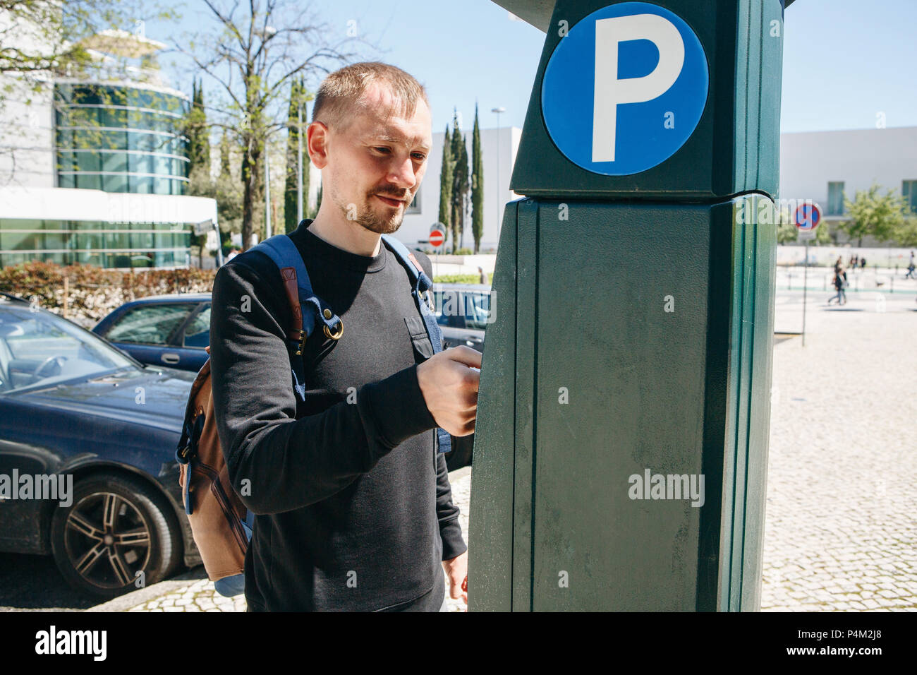 Ein Mann zahlt für Parkplätze mit einer speziellen Maschine in Lissabon in Portugal zu zahlen Stockfoto