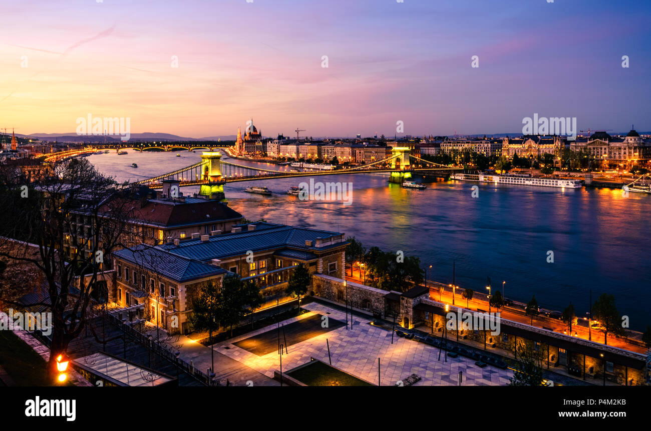 Schöne Aussicht auf den historischen Teil von Budapest und die Donau nach Sonnenuntergang Stockfoto