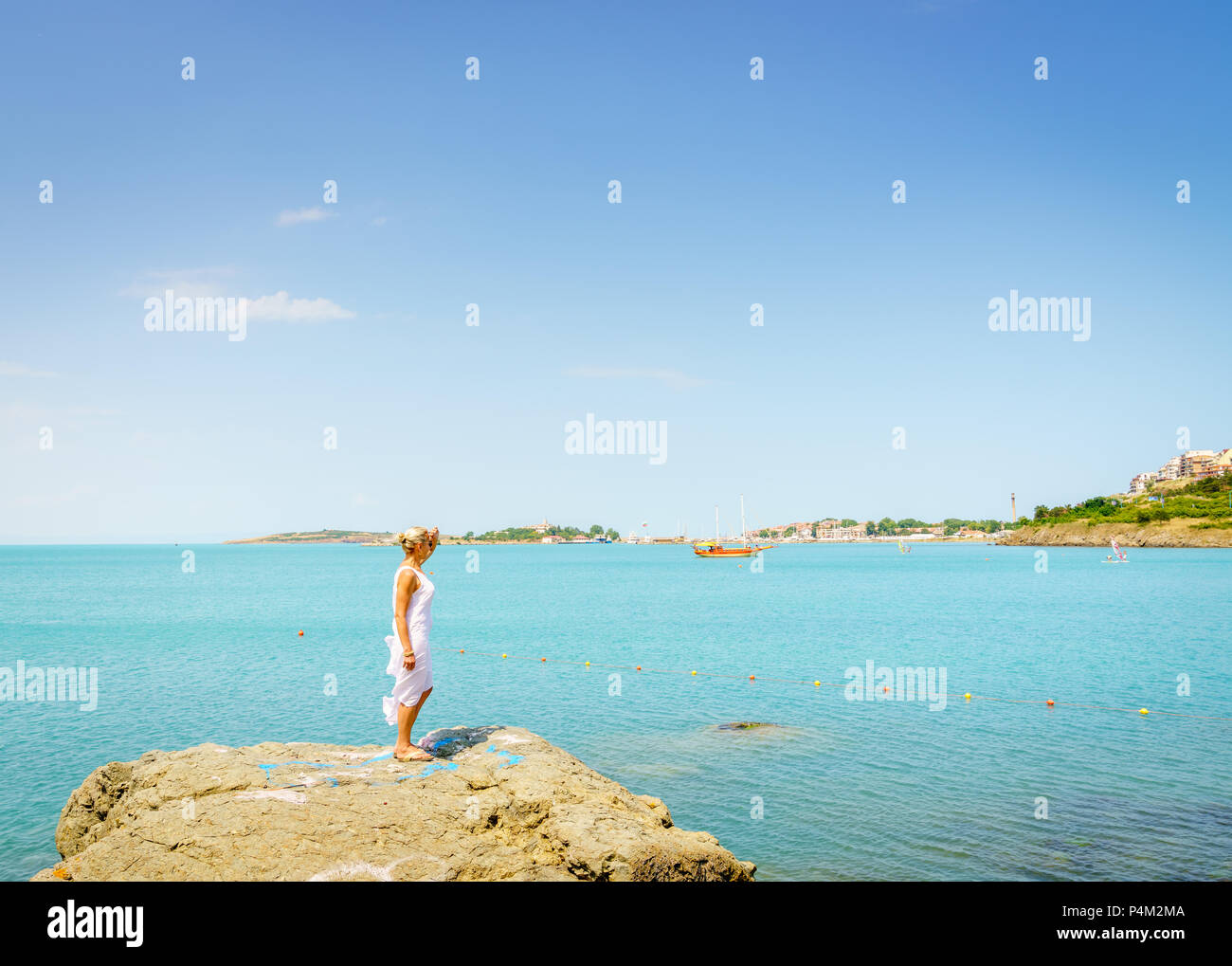 Schöne Frau ist mit Blick über die Küste in der Nähe von Sozopol, Bulgarien Stockfoto