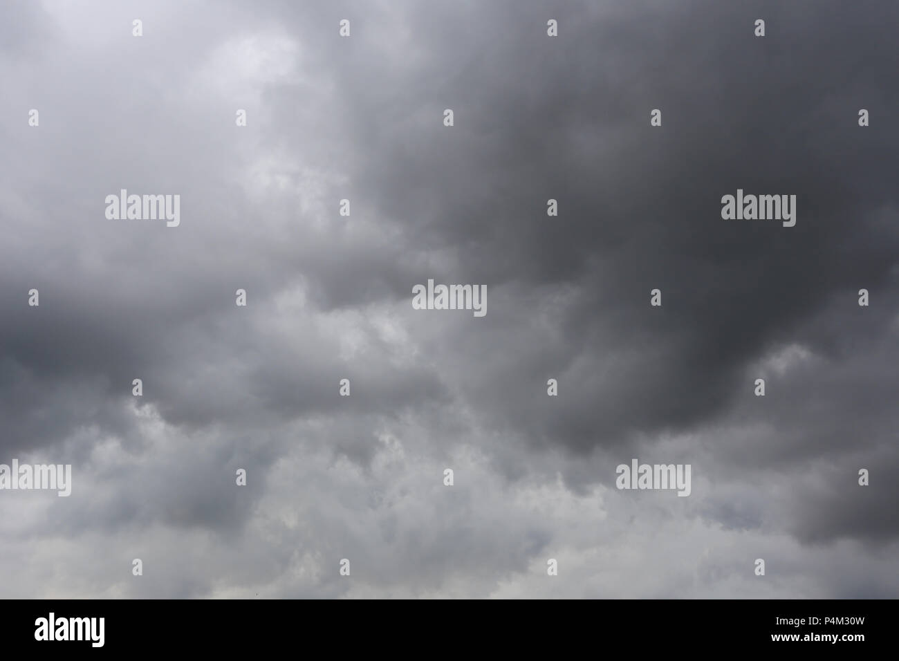 Regen Sie Wolken am Himmel im Konzept der Klima, schlechte Wetter des Tages bilden. Stockfoto