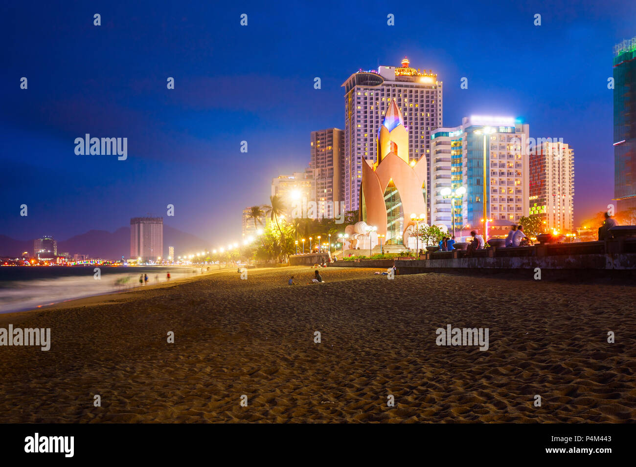 Nha Trang City Center urban skyline Blick bei Sonnenuntergang im Süden Vietnams Stockfoto