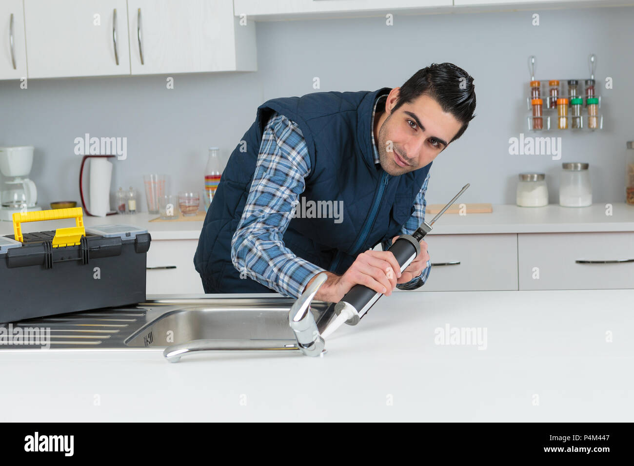 Klebstoff für die Waschbecken Stockfoto