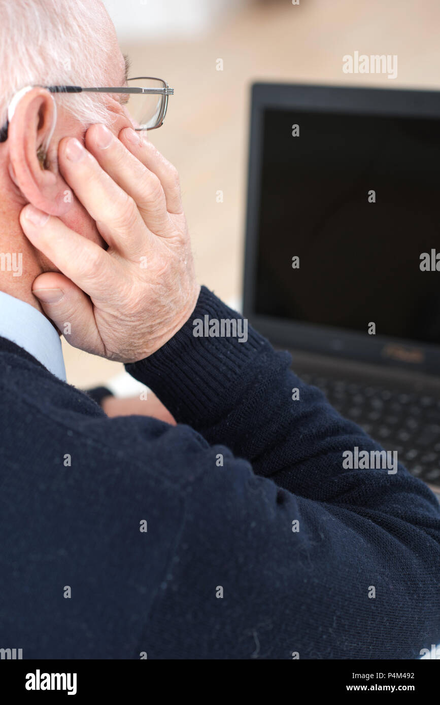 Ältere Menschen, die auf dem Computer Stockfoto