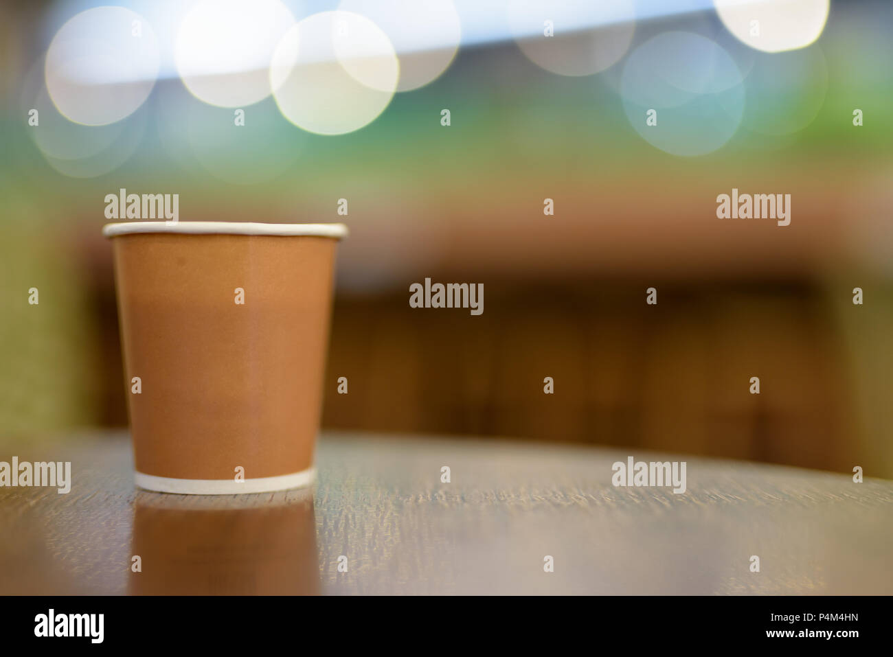 Heißer Kaffee im Pappbecher auf hölzernen Tisch Stockfoto