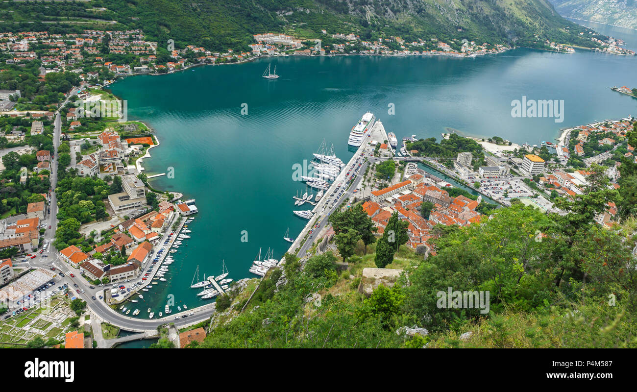 Panorama Blick auf die Bucht von Kotor (Bucht von Kotor) und Kotor, Montenegro Stockfoto