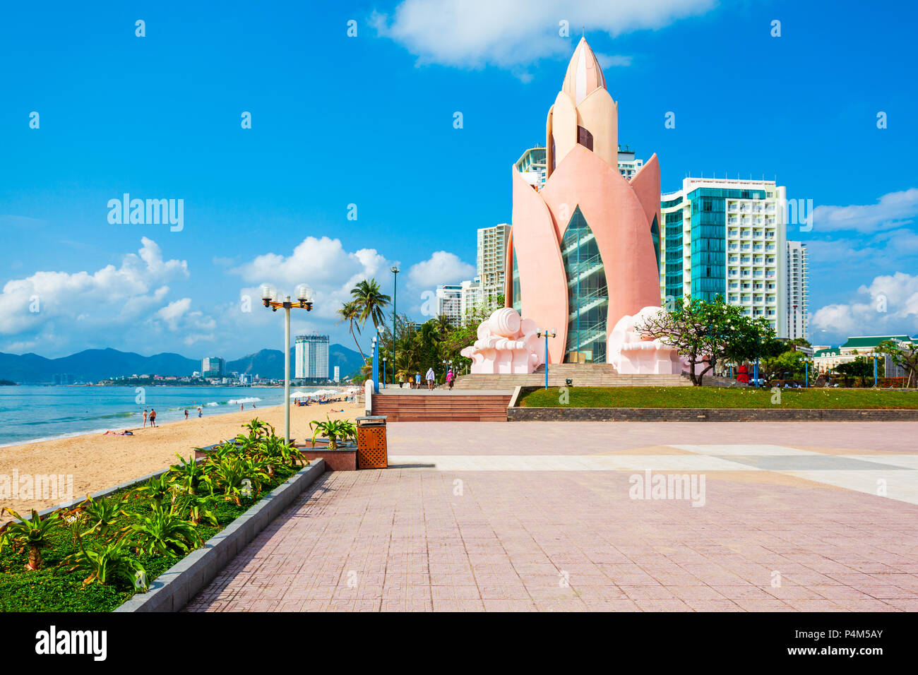 NHA TRANG, VIETNAM - 16. MÄRZ 2018: Lotus Tower oder Thap Tram Huong im Zentrum der Stadt Nha Trang im südlichen Vietnam Stockfoto