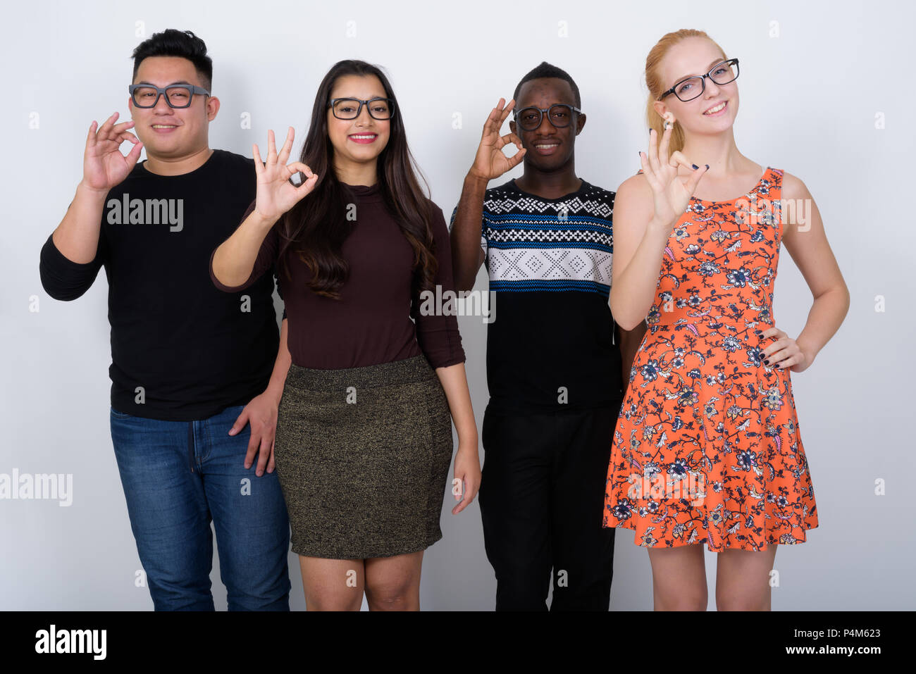 Studio shot von Happy vielfältige Gruppe von multi-ethnische Freunde smili Stockfoto