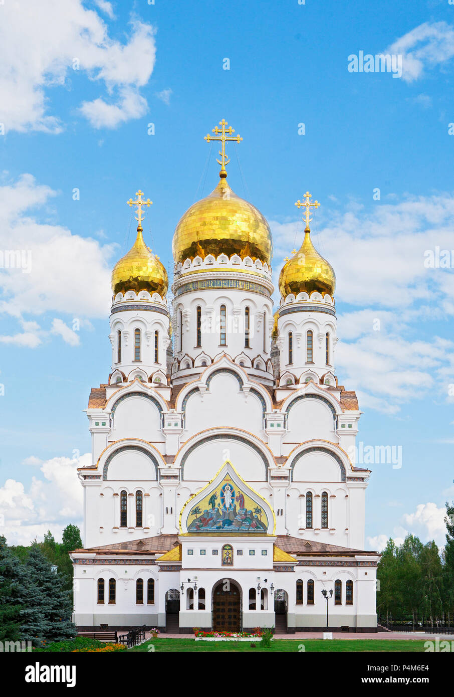 Retter Verklärung Kathedrale in Togliatti, Russland, Wolga. Goldene Kuppel, Tempel. Stockfoto