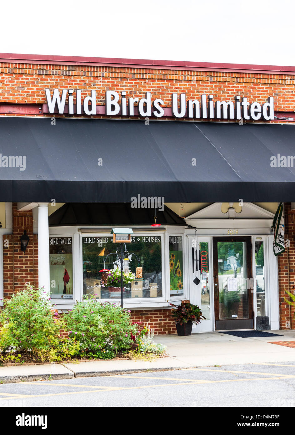 HICKORY, NC, USA-21. Juni 18: wilde Vögel Unbegrenzte betreibt über 300 Filialen in den USA und Kanada, spezialisiert auf bird Seed, Bird Feeder, und andere Stockfoto