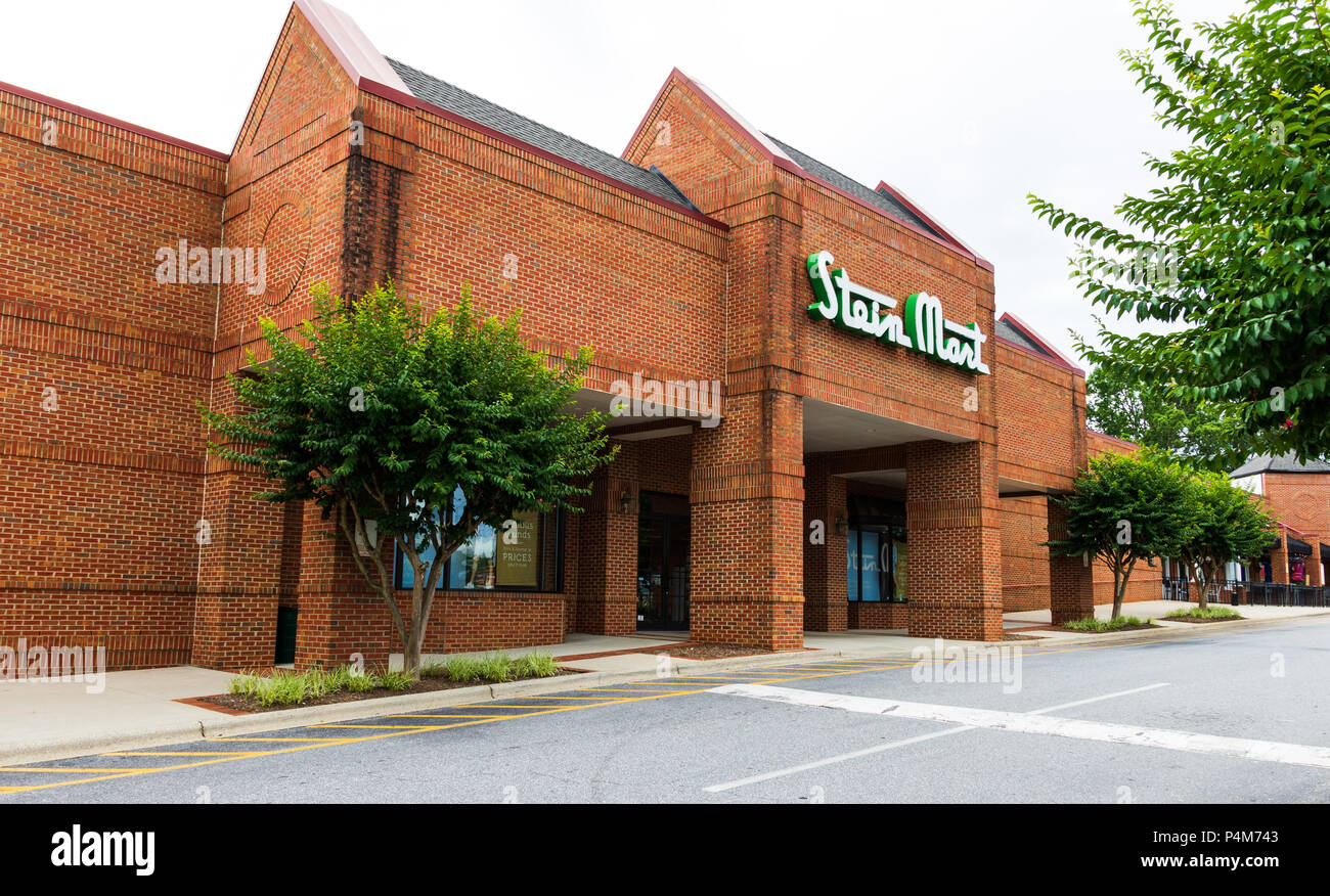 HICKORY, NC, USA-21. Juni 18: Stein Mark ist eine US-amerikanische Rabatt Männer und Frauen Kaufhauskette in Jacksonville, Florida. Stockfoto