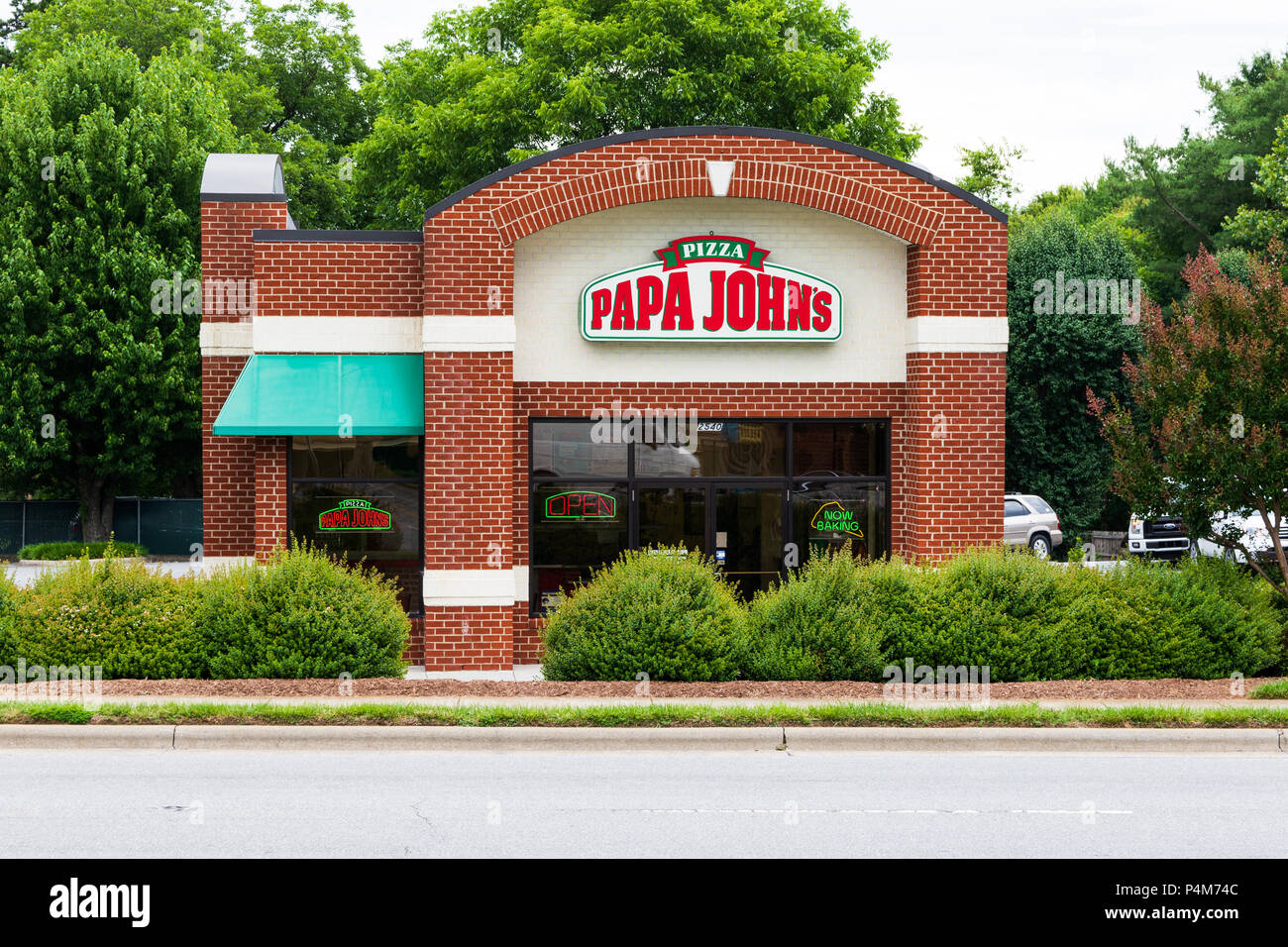 HICKORY, NC, USA-21. Juni 18: Papa John's Pizza ist ein amerikanisches Restaurant Franchise Unternehmen, ist die 3. größte take-out und Pizza Delivery Res Stockfoto