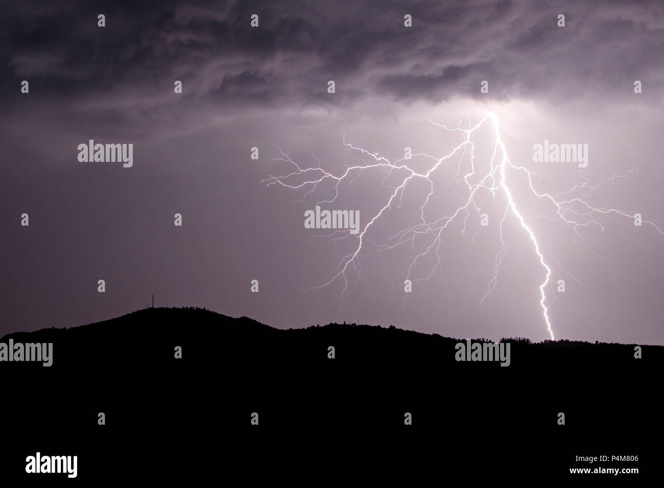 Allariz, Galicien/Spanien - 21.Juni 2018: Blitzschlag bei einem Gewitter. Stockfoto