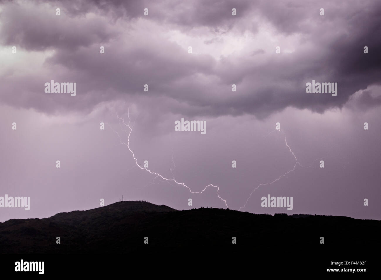 Allariz, Galicien/Spanien - 21.Juni 2018: Blitzschlag bei einem Gewitter. Stockfoto