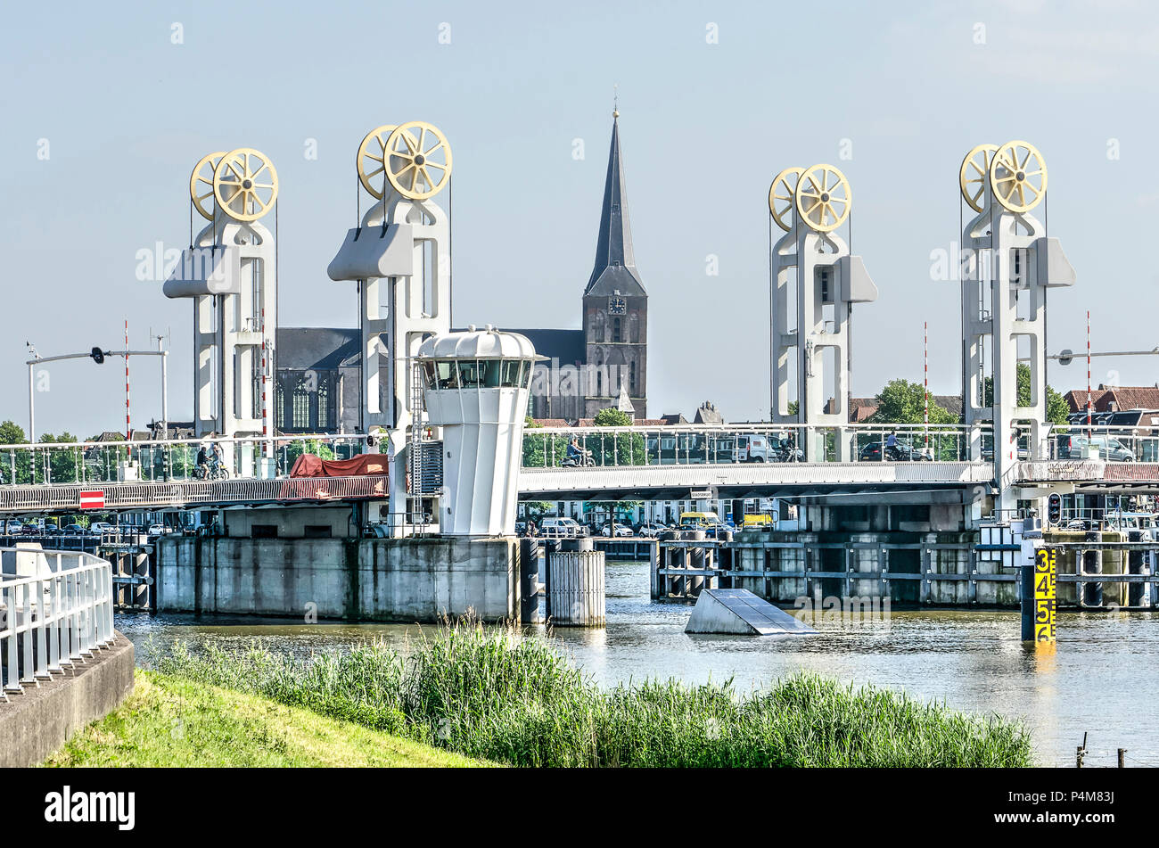 Brücke über die IJssel in der Stadt Kampen, Niederlande Stockfoto