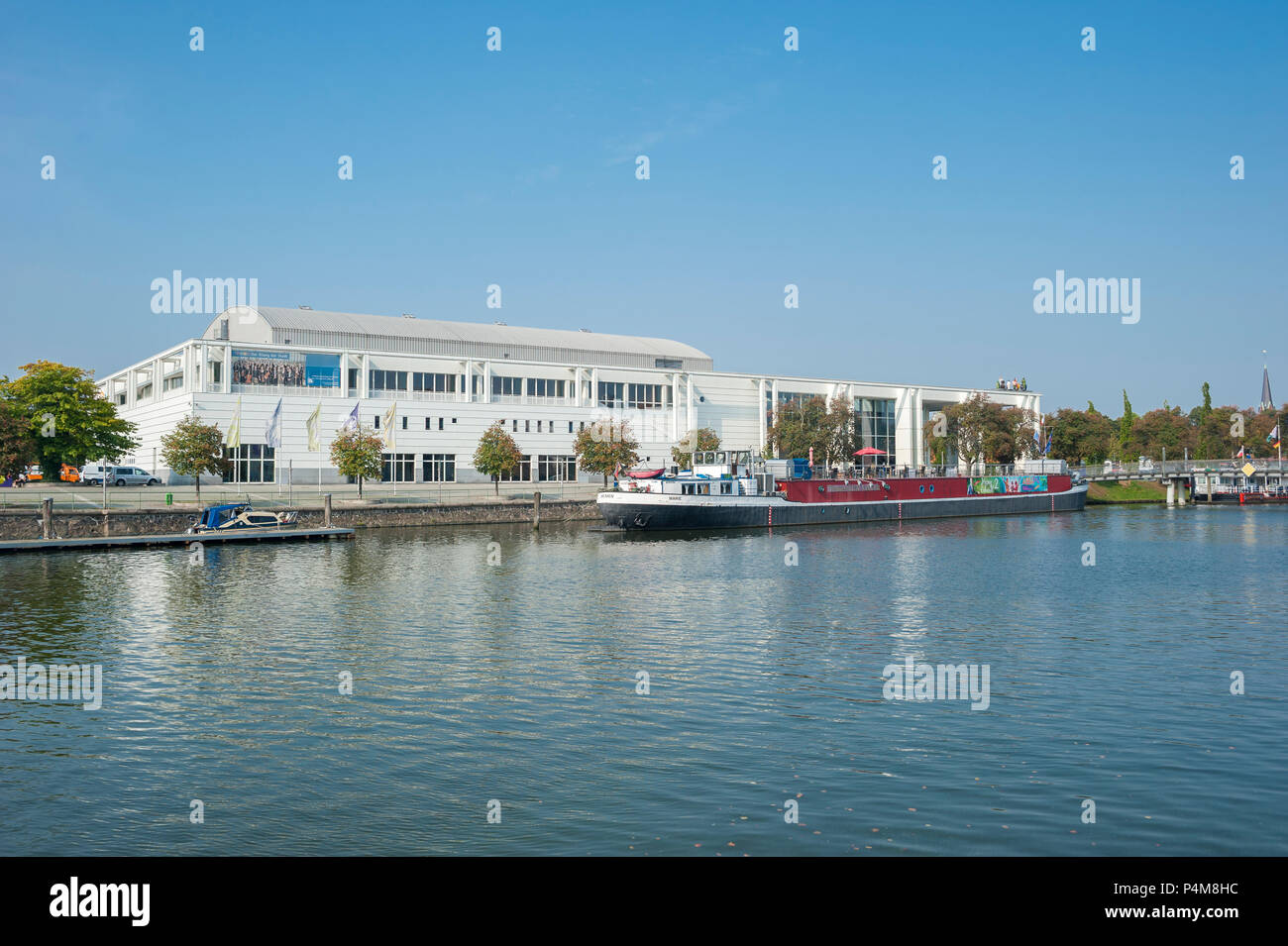 Musik- und Kongresshalle mit Theater Schiff, Trave, Lübeck, Ostsee, Schleswig-Holstein, Deutschland Stockfoto