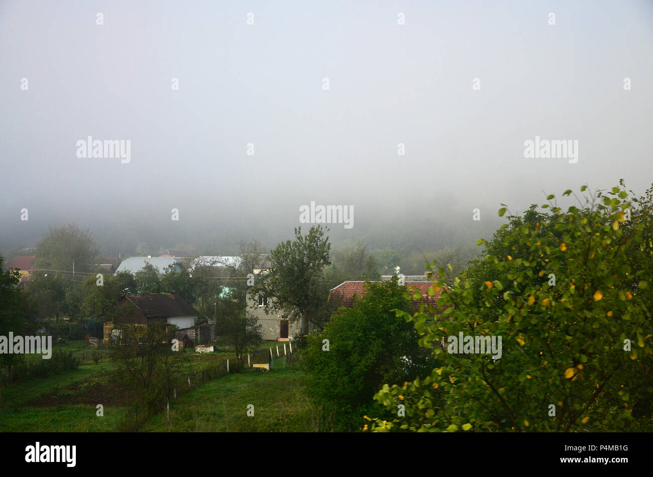 Das Gebäude ist vor einer dicken Nebel. Das Leben in einer Bergregion in den Karpaten, Ukraine Stockfoto