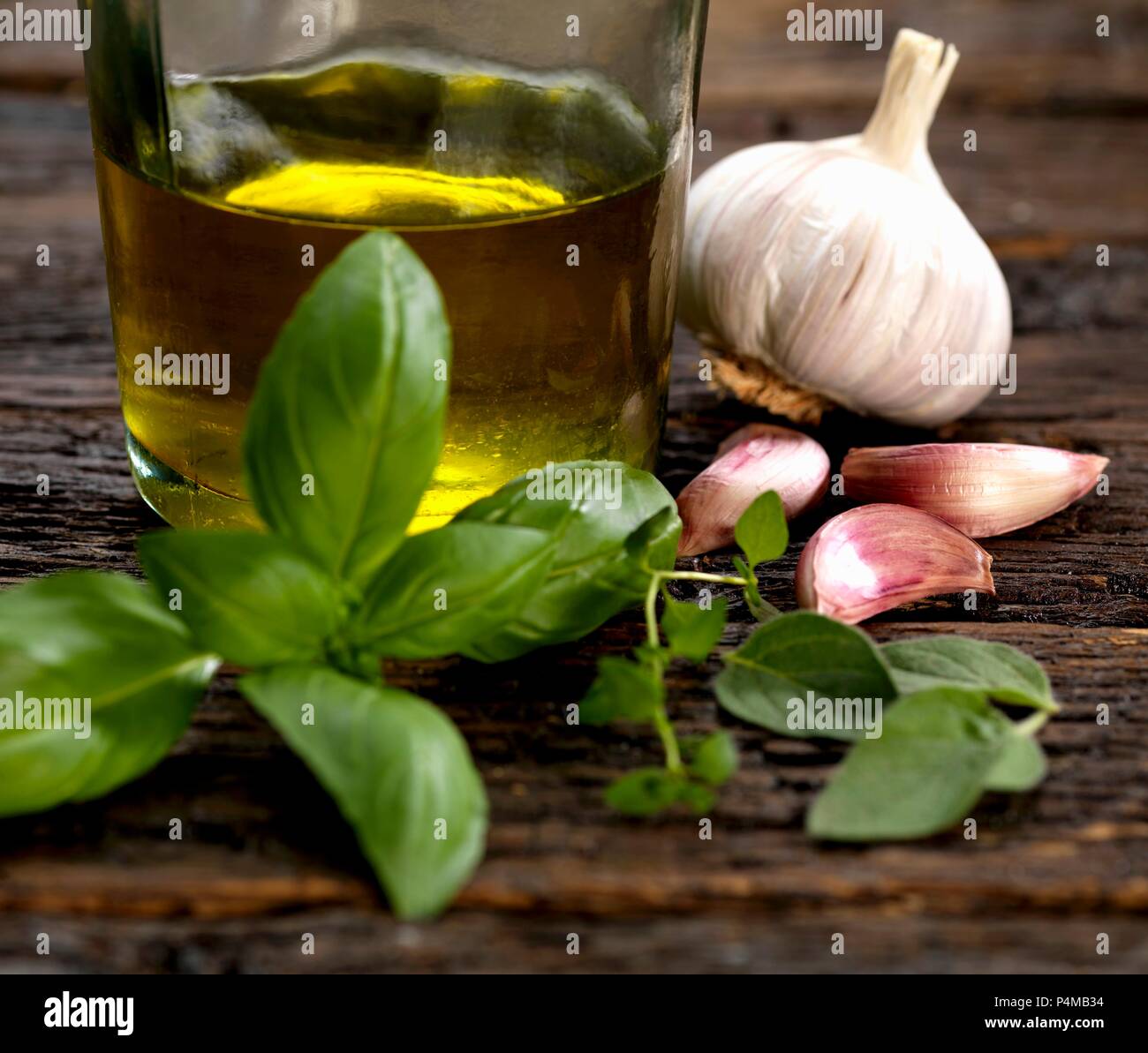 Knoblauch, Salbei Thymian, Basilikum und Olivenöl Zutaten für das Dressing Stockfoto