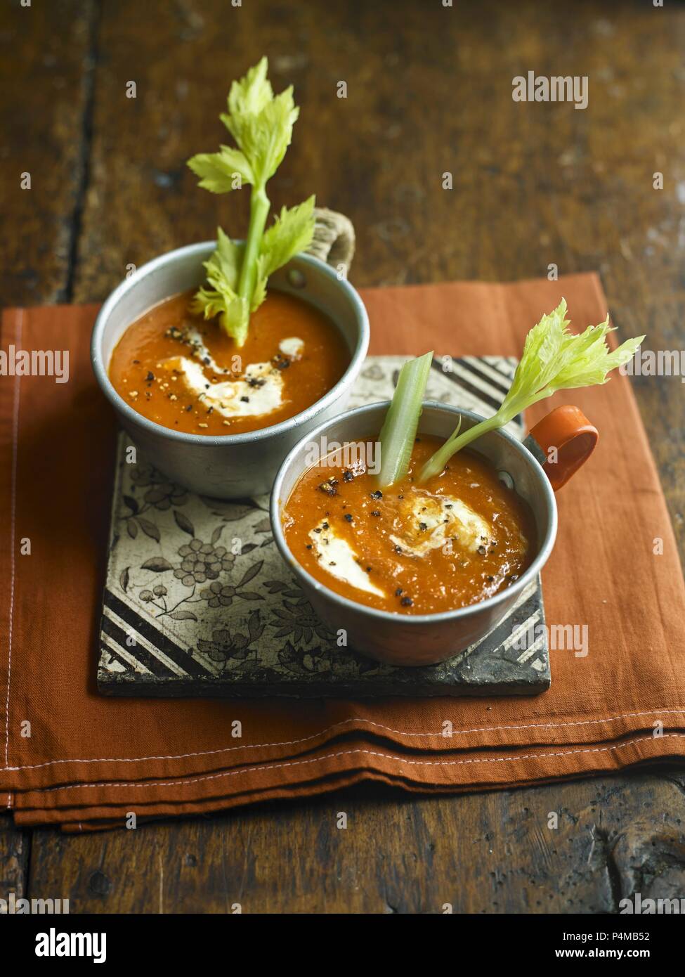 Bloody Mary Tomatensuppe mit Sellerie Stockfoto