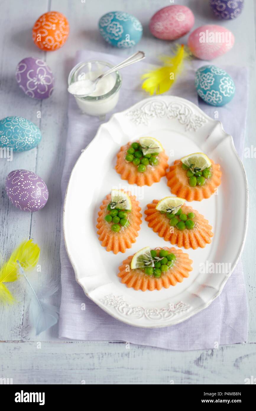 Lachsmousse mit Gelatine und Erbsen für Ostern Stockfoto