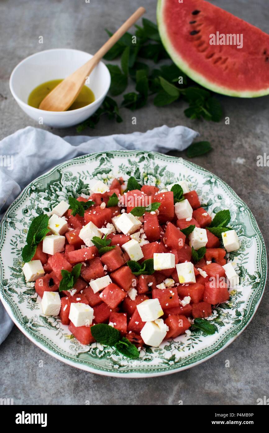 Portion Wassermelone und Feta Käse Salat, Brot Stockfoto