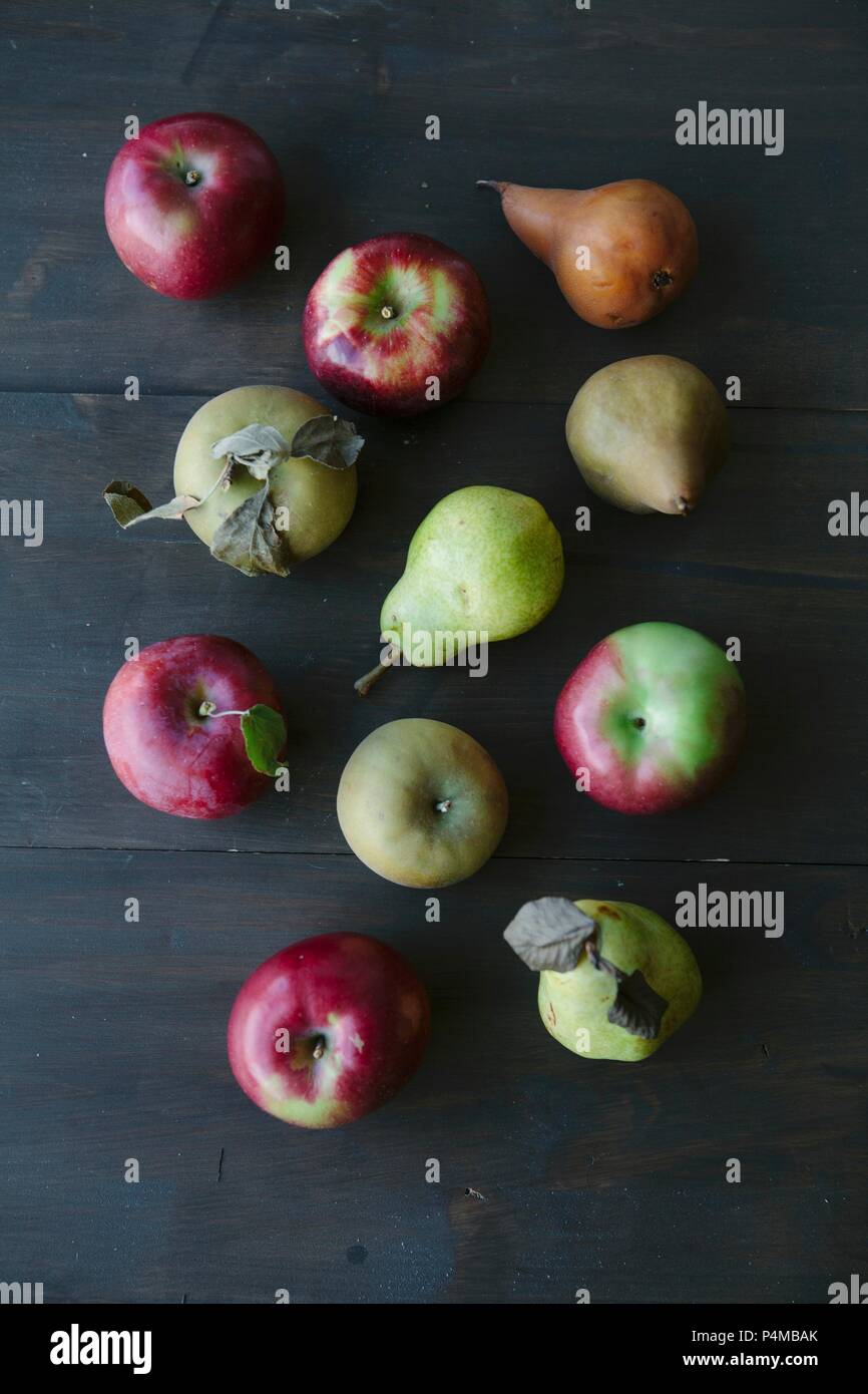 Verschiedene Arten von Äpfeln und Birnen (von oben gesehen) Stockfoto