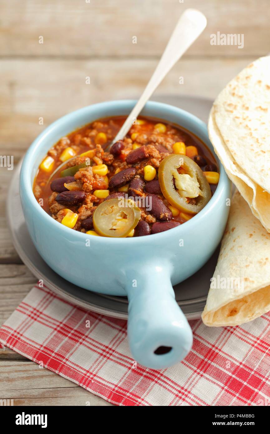 Chili con carne mit tortillas Stockfoto
