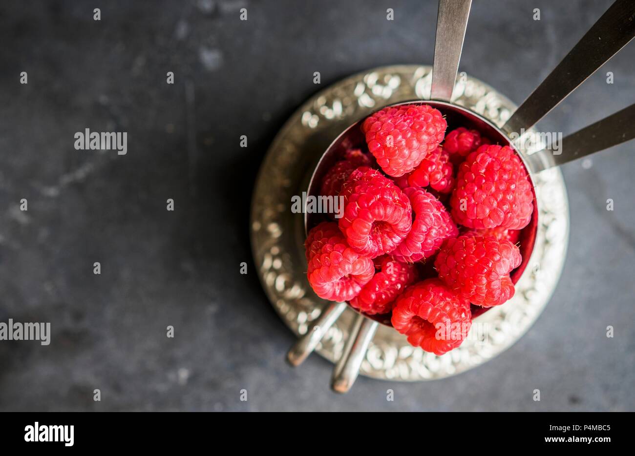 Frische Himbeeren in Silber cups Stockfoto