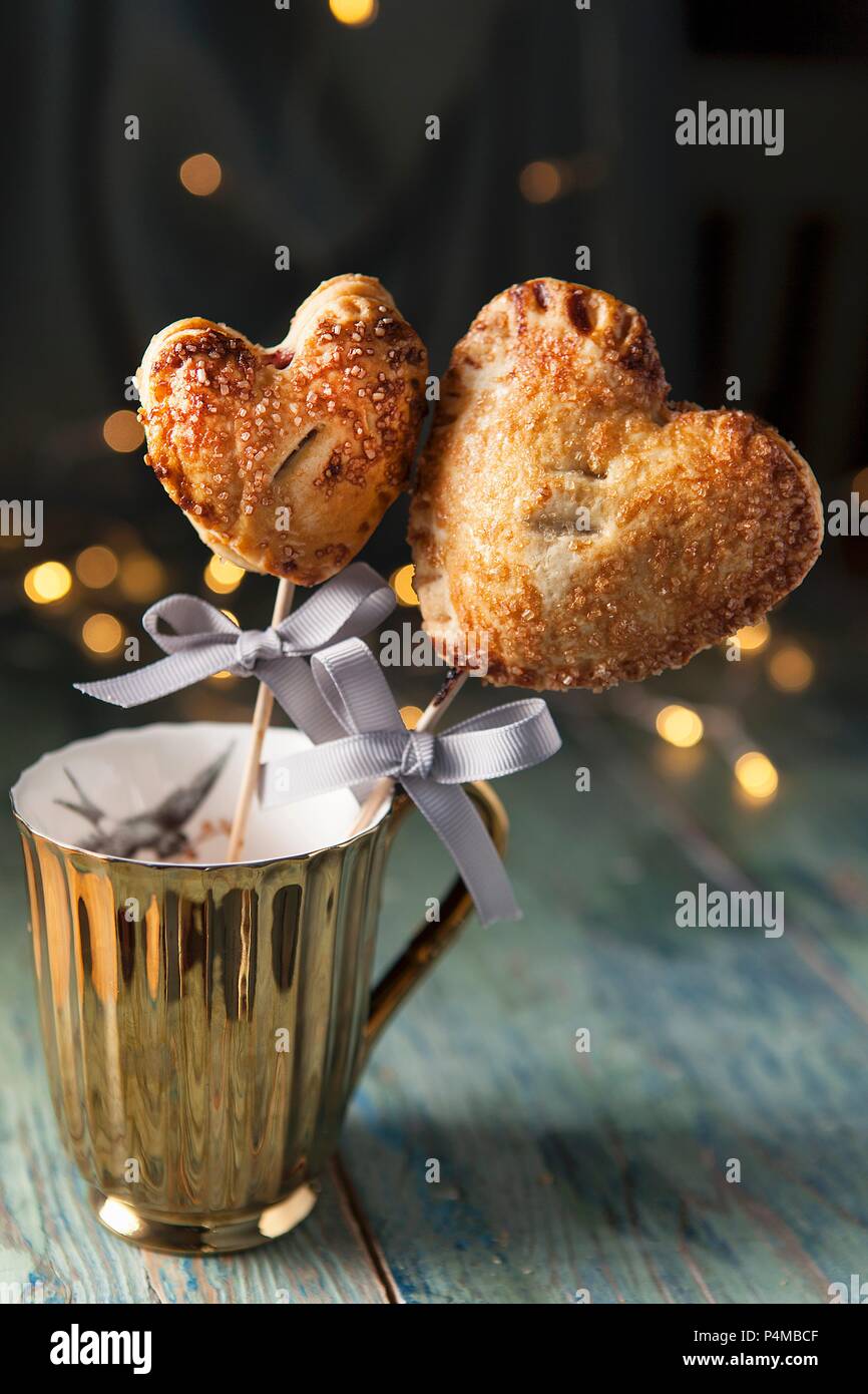 Cherry pie Pops (kleine Cherry Pies auf Stöcke) für den Valentinstag Stockfoto