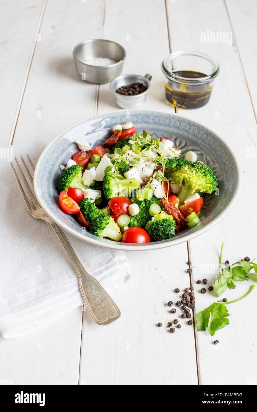 Brokkoli Salat mit Tomaten und Mozzarella Stockfoto